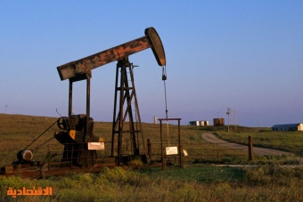 النفط ينخفض إلى 84 دولارا وسط مخاوف من استمرار تراجع الطلب الصيني