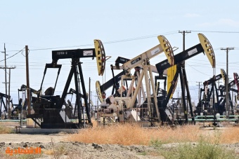 النفط يتراجع 1 % وسط هبوط مخزونات الخام الأمريكية