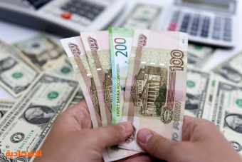 الروبل الروسي ينخفض لأدنى مستوى في 16 شهرا مقابل الدولار