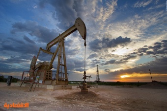 النفط ينخفض مع تغلب مخاوف الفائدة على شح الإمدادات