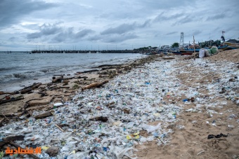 النفايات البلاستيكية تحمل ميكروبات خطيرة .. 2.4 مليون ترمى في البحار سنويا