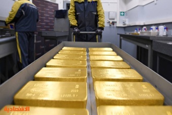 الذهب على ارتفاع طفيف وسط محاولات الدولار تعويض بعض الخسائر