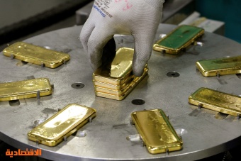 الذهب يتراجع إلى أقل من ألفي دولار بعد توقف هبوط الدولار 