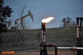 النفط يتراجع 2 % إلى 80 دولارا للبرميل