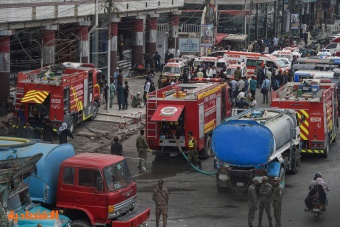 باكستان .. حريق في مركز تجاري يودي بحياة 11 شخصا