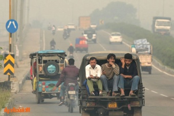 الهند.. ركاب وسط الضباب الدخاني