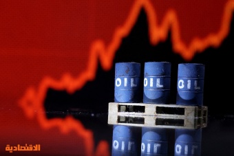 النفط يرتفع 2 % مع تغيير الناقلات مسارها بعد هجمات البحر الأحمر