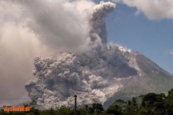 ثورة بركانية تخرج المتنزهين في جزيرة إندونيسية