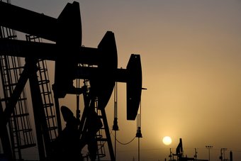 النفط يتراجع أكثر من 1 % رغم استمرار الصراع في الشرق الأوسط