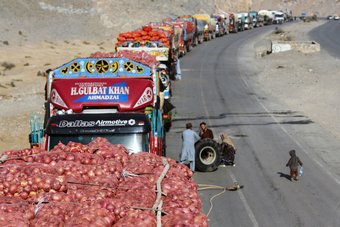 آلاف المركبات الثقيلة عالقة عند الحدود بين أفغانستان وباكستان