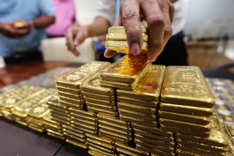 الذهب يفقد بريقه مع تلاشي توقعات خفض أسعار الفائدة قريبا 