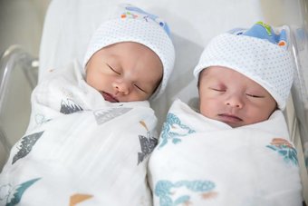 كرواتيا تشهد ولادة توأمين في عامين مختلفين