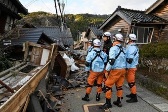 إنقاذ تسعينية بعد أسبوع من حطام زلزال اليابان