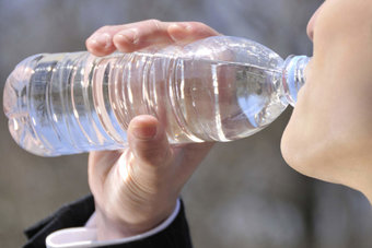 المياه المعبأة في البلاستيك هل هي صالحة للشرب؟