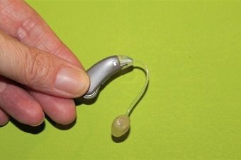 الوسائل المساعدة على السمع تقلل الإصابة بالخرف