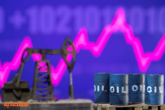 موجة بيع للدولار تقفز بأسعار النفط 2 % رغم توقعات تباطؤ نمو الطلب