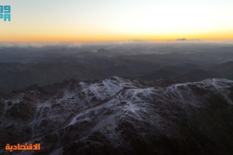 جبال اللوز في منطقة تبوك تكتسي اللون الأبيض 