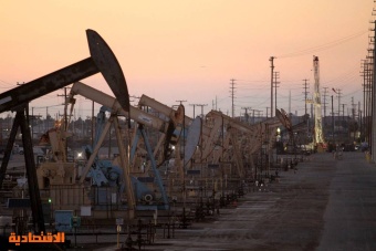النفط يستعيد بعض مكاسبه مع موازنة المستثمرين بين مخاوف خفض الإنتاج وهجمات البحر الأحمر
