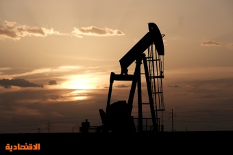 توترات الشرق الأوسط تصعد بأسعار النفط والمخزونات الأمريكية تحد من المكاسب
