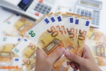اليورو يتراجع مع ترقب المستثمرين خفض "المركزي الأوروبي" للفائدة