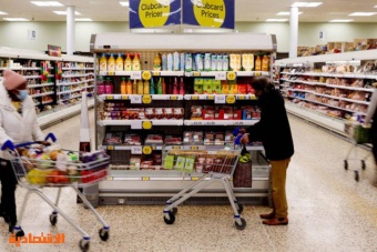 ثقة المستهلك في بريطانيا تتحسن مع تراجع التضخم وتطبيق تخفيضات ضريبية