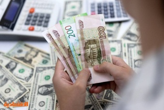 روسيا تمدد العمل بقرار يفرض على شركات تصدير تحويل إيراداتها إلى الروبل